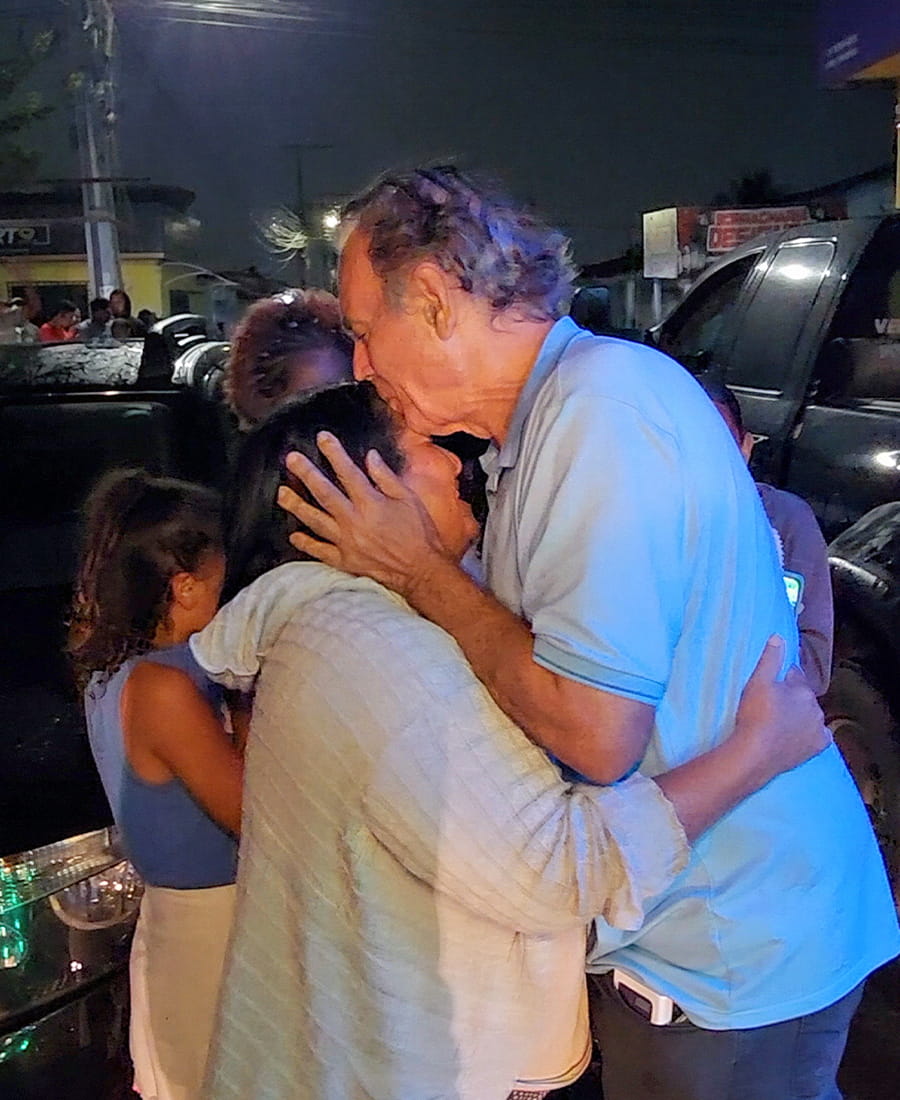 Uldurico Pinto cumprimentando uma eleitora durante caminhada de campanha no bairro